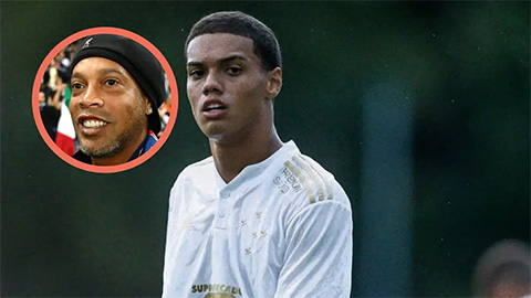  Ronaldinho đi trên thảm đỏ, con trai bị ruồng bỏ